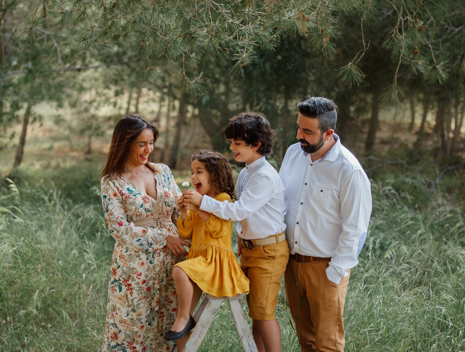 Familia al aire libre en bosque de Cartagena